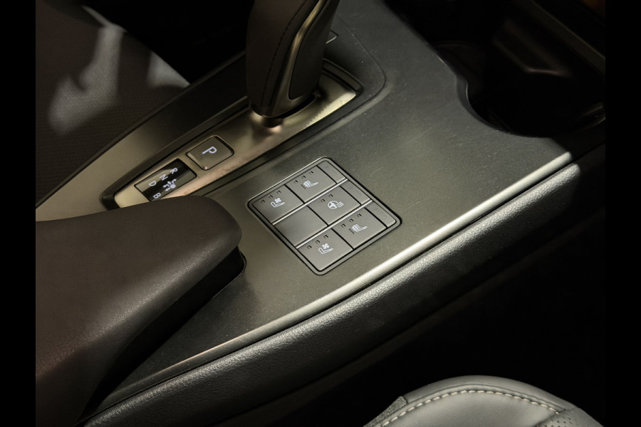 Lexus UX 300e Luxury 54 kWh | Leder interieur | Stoelen verwarmd & gekoeld | Keyless | Soh (batterijcheck) Waarde 99,0 %
