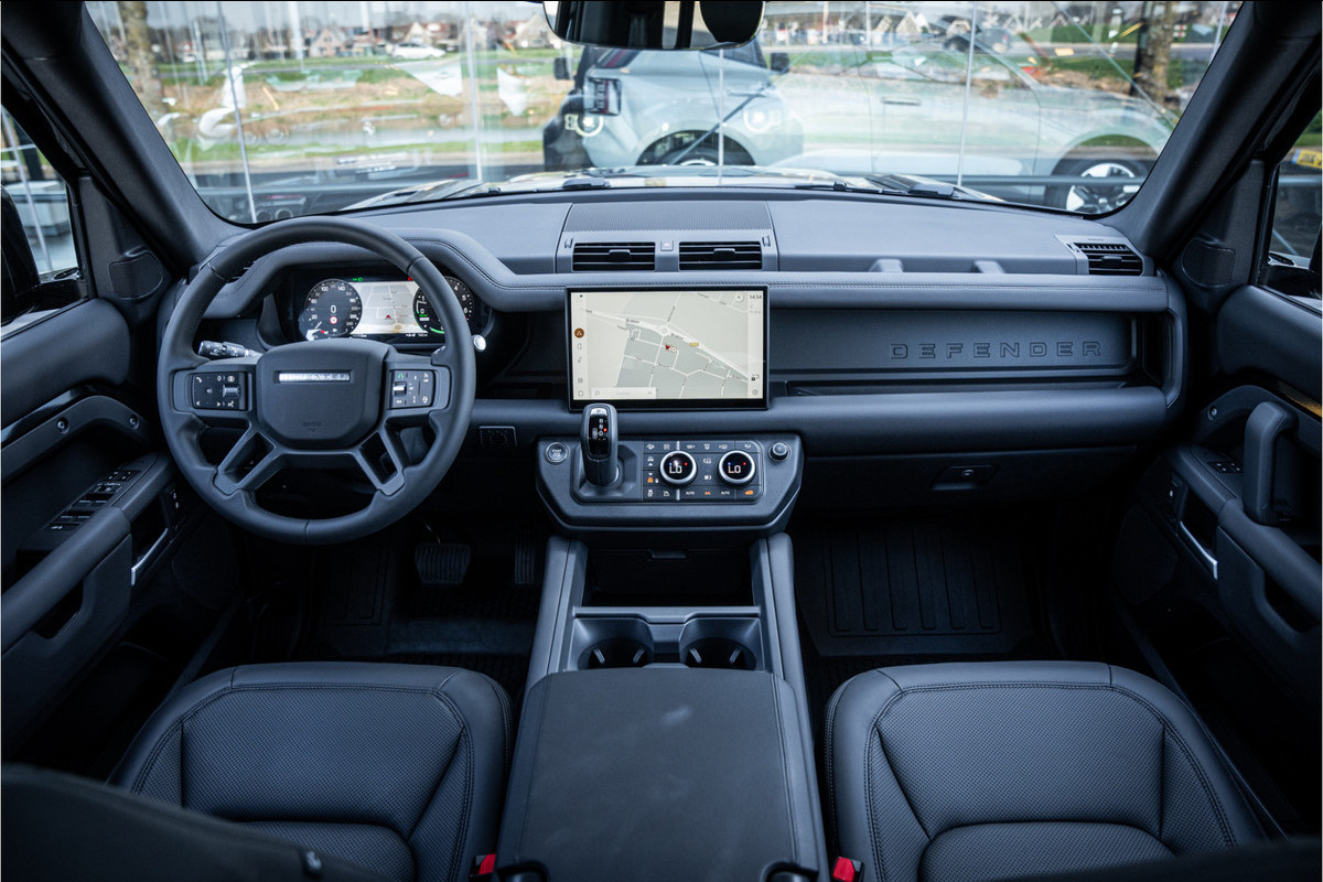 Land Rover Defender 110 P300e 110 X-Dynamic HSE ** HUD ** Trekhaak ** Panodak ** Koelbox Elektrisch rijbereik tot 55km (WLTP)