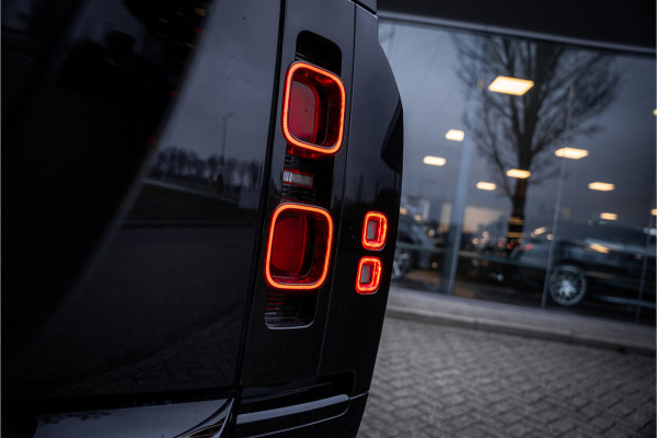 Land Rover Defender 110 P300e 110 X-Dynamic HSE ** HUD ** Trekhaak ** Panodak ** Koelbox Elektrisch rijbereik tot 55km (WLTP)