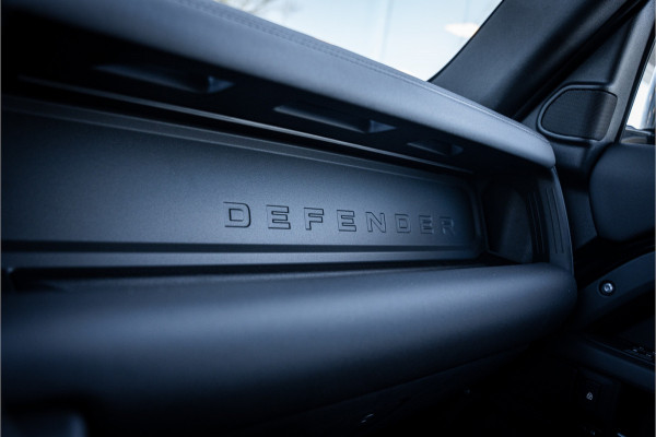 Land Rover Defender 110 P300e 110 X-Dynamic HSE ** HUD ** Trekhaak ** Panodak ** Koelbox Elektrisch rijbereik tot 55km (WLTP)