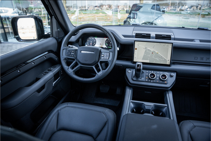 Land Rover Defender 110 P300e 110 X-Dynamic HSE ** HUD ** Trekhaak ** Panodak ** Koelbox Elektrisch rijbereik tot 55km (WLTP)
