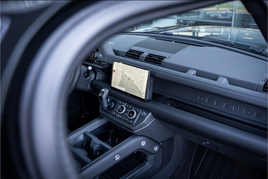 Land Rover Defender 110 P300e 110 X-Dynamic HSE ** HUD ** Trekhaak ** Panodak ** Koelbox Elektrisch rijbereik tot 55km (WLTP)