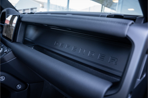Land Rover Defender 110 P300e 110 X-Dynamic HSE ** HUD ** Trekhaak ** Panodak ** Koelbox Elektrisch rijbereik tot 55km (WLTP)