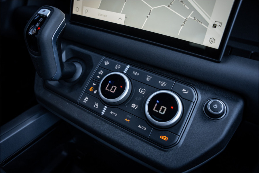 Land Rover Defender 110 P300e 110 X-Dynamic HSE ** HUD ** Trekhaak ** Panodak ** Koelbox Elektrisch rijbereik tot 55km (WLTP)