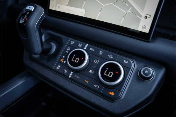 Land Rover Defender 110 P300e 110 X-Dynamic HSE ** HUD ** Trekhaak ** Panodak ** Koelbox Elektrisch rijbereik tot 55km (WLTP)