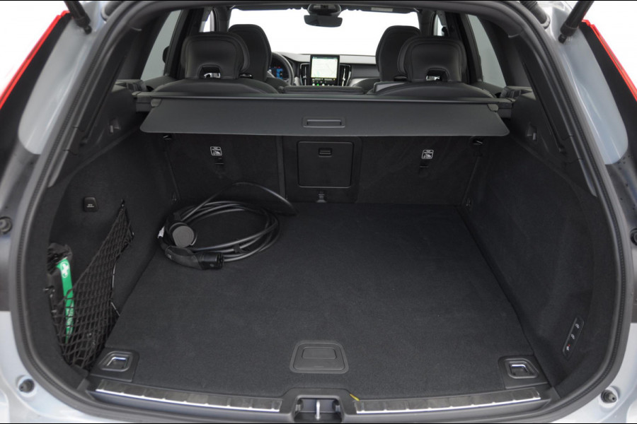 Volvo XC60 T8 455PK Automaat hybrid AWD Ultra Black Edition Luchtvering/ Semi-elektrisch inklapbare trekhaak/ Stoelverwarming voor en achter/ Stuurverwarming/ Harman Kardon Audio/