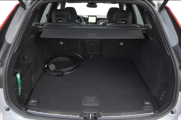 Volvo XC60 T8 455PK Automaat hybrid AWD Ultra Black Edition Luchtvering/ Semi-elektrisch inklapbare trekhaak/ Stoelverwarming voor en achter/ Stuurverwarming/ Harman Kardon Audio/