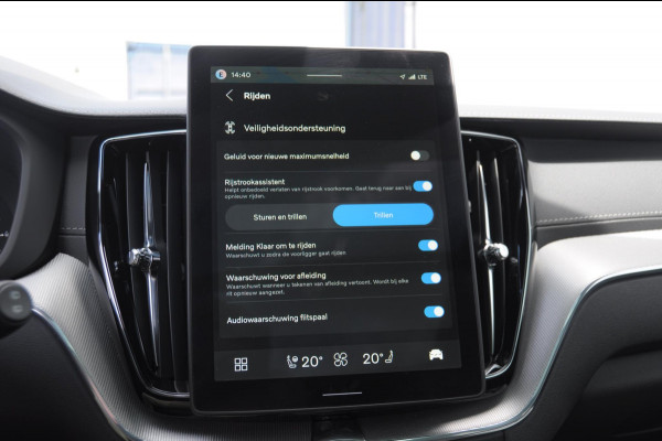 Volvo XC60 T8 455PK Automaat hybrid AWD Ultra Black Edition Luchtvering/ Semi-elektrisch inklapbare trekhaak/ Stoelverwarming voor en achter/ Stuurverwarming/ Harman Kardon Audio/