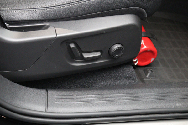 Volvo XC40 Recharge P8 AWD R-Design, SOH 92 %, Panoramadak, Leder, 4 x Stoelverwarming, H/K Sound, 360 Camera