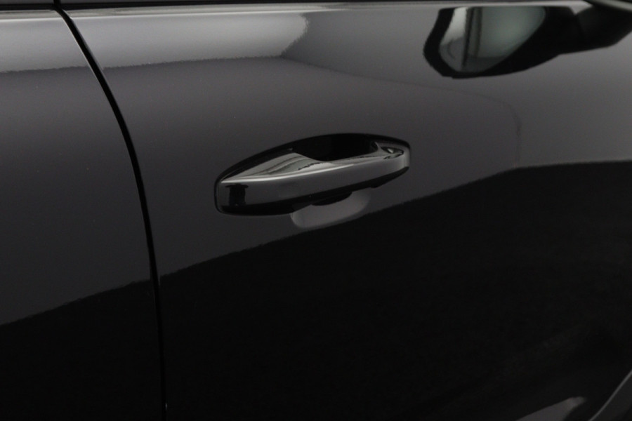 Volvo XC40 Recharge P8 AWD R-Design, SOH 92 %, Panoramadak, Leder, 4 x Stoelverwarming, H/K Sound, 360 Camera