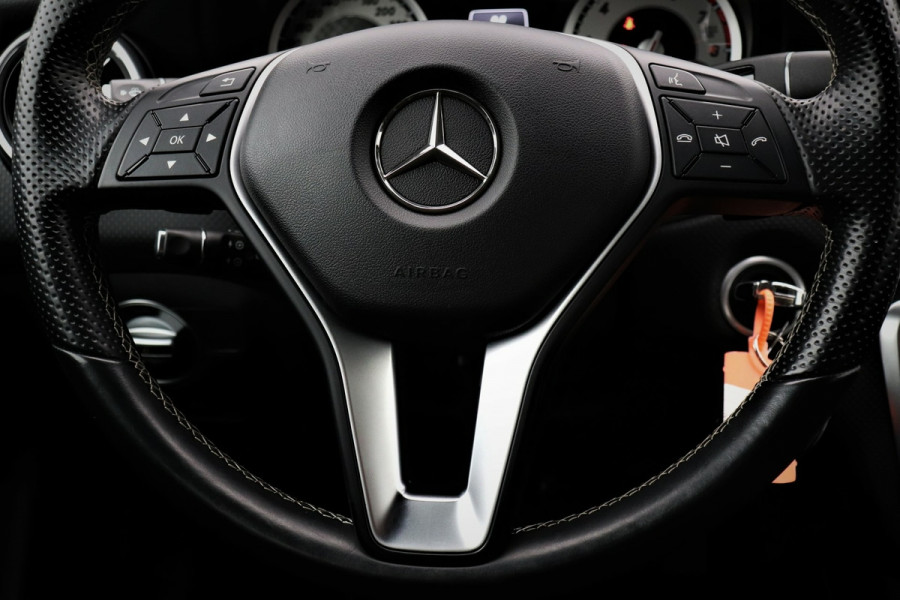 Mercedes-Benz A-Klasse 250 Ambition Automaat | Xenon | Navigatie | Half leder/stof | Airco | AMG-velgen