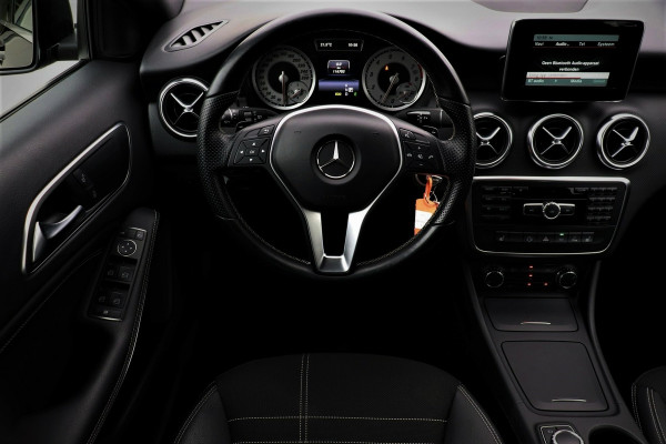 Mercedes-Benz A-Klasse 250 Ambition Automaat | Xenon | Navigatie | Half leder/stof | Airco | AMG-velgen