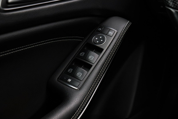 Mercedes-Benz A-Klasse 250 Ambition Automaat | Xenon | Navigatie | Half leder/stof | Airco | AMG-velgen