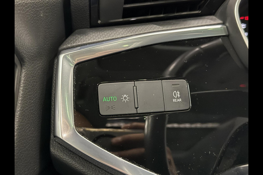Audi Q3 35 TFSI Advanced Automaat Panoramadak Navigatie Apple Carplay/Android Auto 360 camera Parkeersensoren Cruise Control Alacantara Full Led Stoelverwarming Climate Control Lichtmetalen velgen