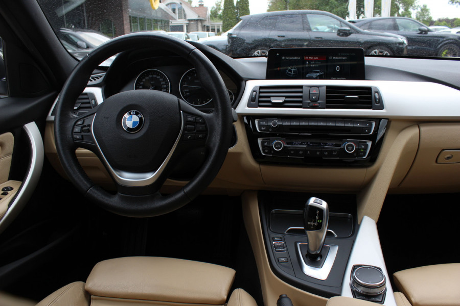BMW 3-serie 320i Corporate Lease High Executive / Trekhaak / Schuifdak / Leder / Navigatie / Parkeerhulp V+A / 16'' / Getint glas / Stoelverwarming / Cruise Control