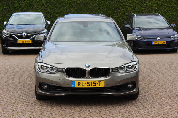 BMW 3-serie 320i Corporate Lease High Executive / Trekhaak / Schuifdak / Leder / Navigatie / Parkeerhulp V+A / 16'' / Getint glas / Stoelverwarming / Cruise Control