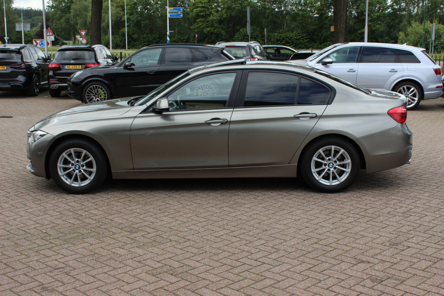 BMW 3-serie 320i Corporate Lease High Executive / Trekhaak / Schuifdak / Leder / Navigatie / Parkeerhulp V+A / 16'' / Getint glas / Stoelverwarming / Cruise Control