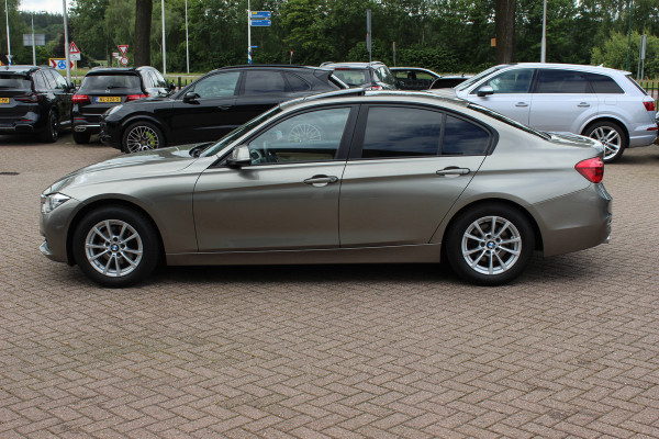 BMW 3-serie 320i Corporate Lease High Executive / Trekhaak / Schuifdak / Leder / Navigatie / Parkeerhulp V+A / 16'' / Getint glas / Stoelverwarming / Cruise Control