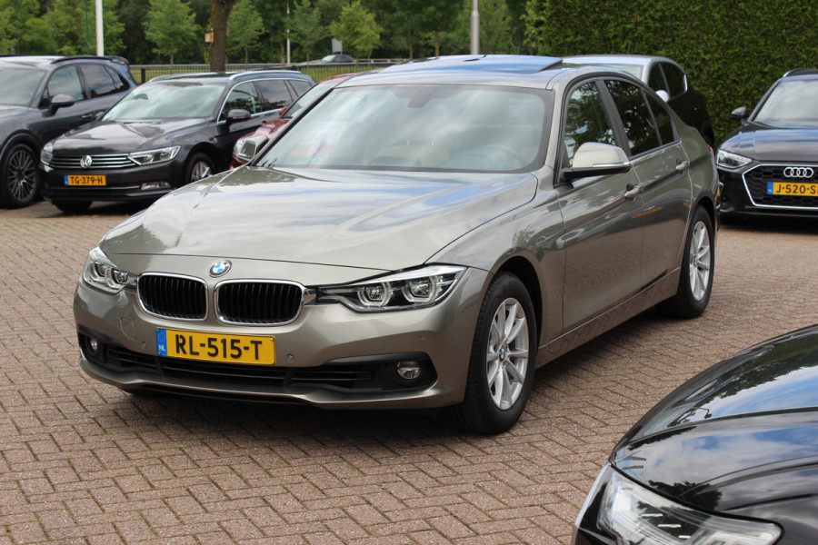 BMW 3-serie 320i Corporate Lease High Executive / Trekhaak / Schuifdak / Leder / Navigatie / Parkeerhulp V+A / 16'' / Getint glas / Stoelverwarming / Cruise Control