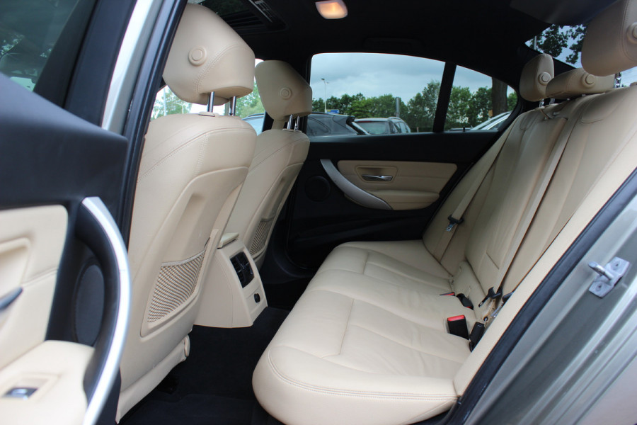 BMW 3-serie 320i Corporate Lease High Executive / Trekhaak / Schuifdak / Leder / Navigatie / Parkeerhulp V+A / 16'' / Getint glas / Stoelverwarming / Cruise Control