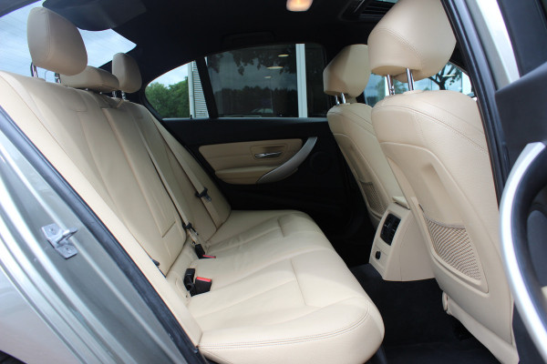 BMW 3-serie 320i Corporate Lease High Executive / Trekhaak / Schuifdak / Leder / Navigatie / Parkeerhulp V+A / 16'' / Getint glas / Stoelverwarming / Cruise Control