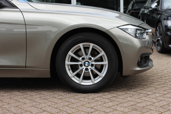 BMW 3-serie 320i Corporate Lease High Executive / Trekhaak / Schuifdak / Leder / Navigatie / Parkeerhulp V+A / 16'' / Getint glas / Stoelverwarming / Cruise Control