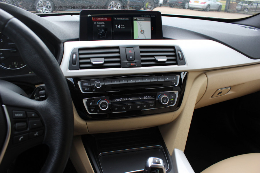 BMW 3-serie 320i Corporate Lease High Executive / Trekhaak / Schuifdak / Leder / Navigatie / Parkeerhulp V+A / 16'' / Getint glas / Stoelverwarming / Cruise Control