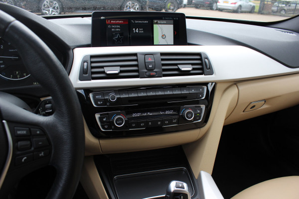 BMW 3-serie 320i Corporate Lease High Executive / Trekhaak / Schuifdak / Leder / Navigatie / Parkeerhulp V+A / 16'' / Getint glas / Stoelverwarming / Cruise Control