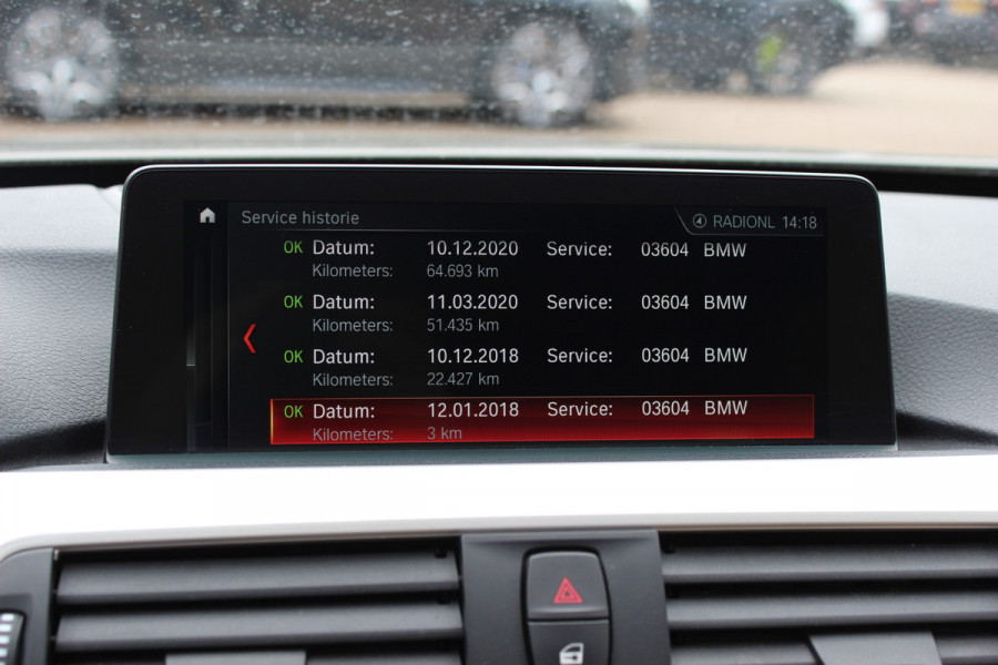 BMW 3-serie 320i Corporate Lease High Executive / Trekhaak / Schuifdak / Leder / Navigatie / Parkeerhulp V+A / 16'' / Getint glas / Stoelverwarming / Cruise Control