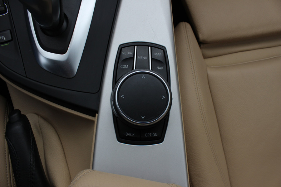 BMW 3-serie 320i Corporate Lease High Executive / Trekhaak / Schuifdak / Leder / Navigatie / Parkeerhulp V+A / 16'' / Getint glas / Stoelverwarming / Cruise Control