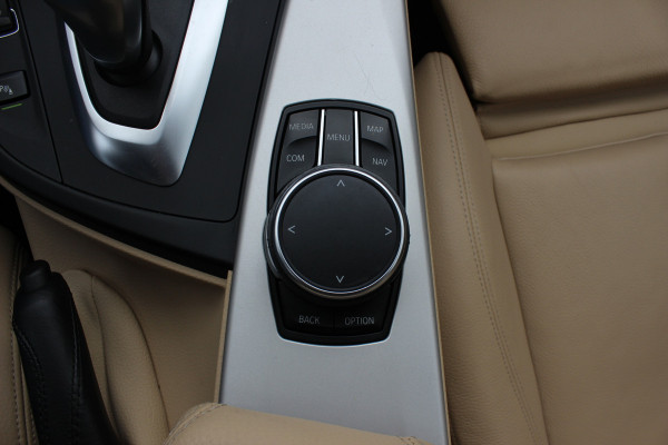 BMW 3-serie 320i Corporate Lease High Executive / Trekhaak / Schuifdak / Leder / Navigatie / Parkeerhulp V+A / 16'' / Getint glas / Stoelverwarming / Cruise Control