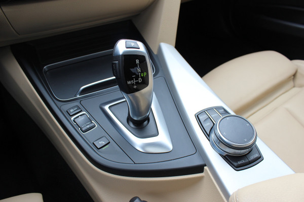 BMW 3-serie 320i Corporate Lease High Executive / Trekhaak / Schuifdak / Leder / Navigatie / Parkeerhulp V+A / 16'' / Getint glas / Stoelverwarming / Cruise Control