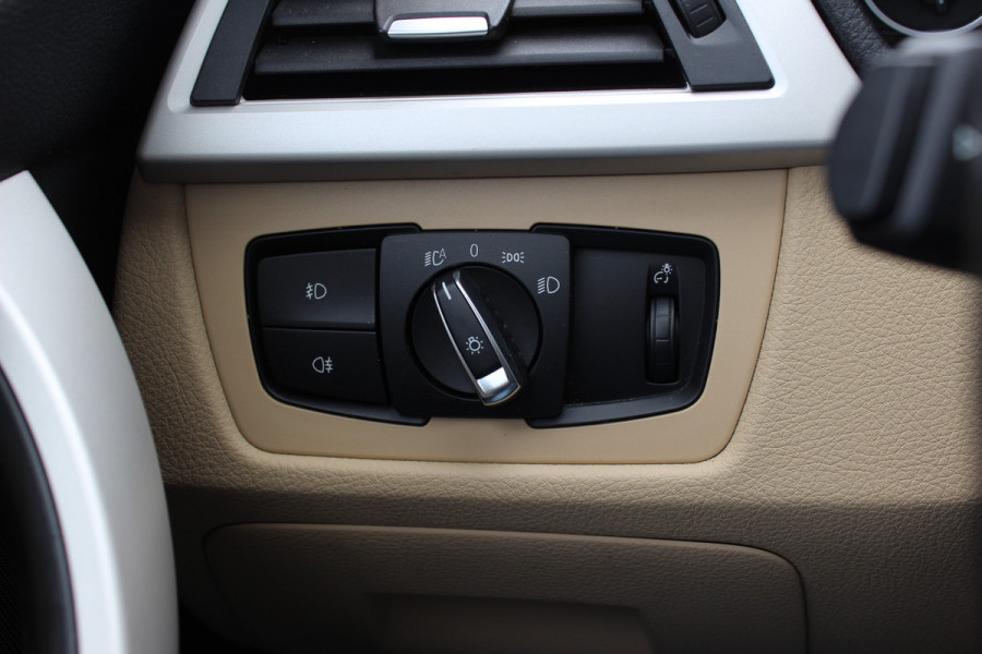 BMW 3-serie 320i Corporate Lease High Executive / Trekhaak / Schuifdak / Leder / Navigatie / Parkeerhulp V+A / 16'' / Getint glas / Stoelverwarming / Cruise Control