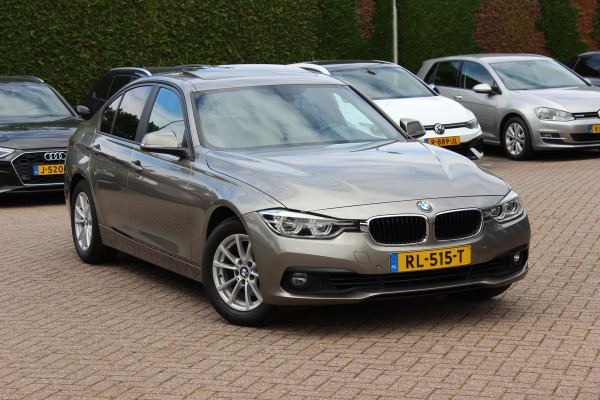 BMW 3-serie 320i Corporate Lease High Executive / Trekhaak / Schuifdak / Leder / Navigatie / Parkeerhulp V+A / 16'' / Getint glas / Stoelverwarming / Cruise Control