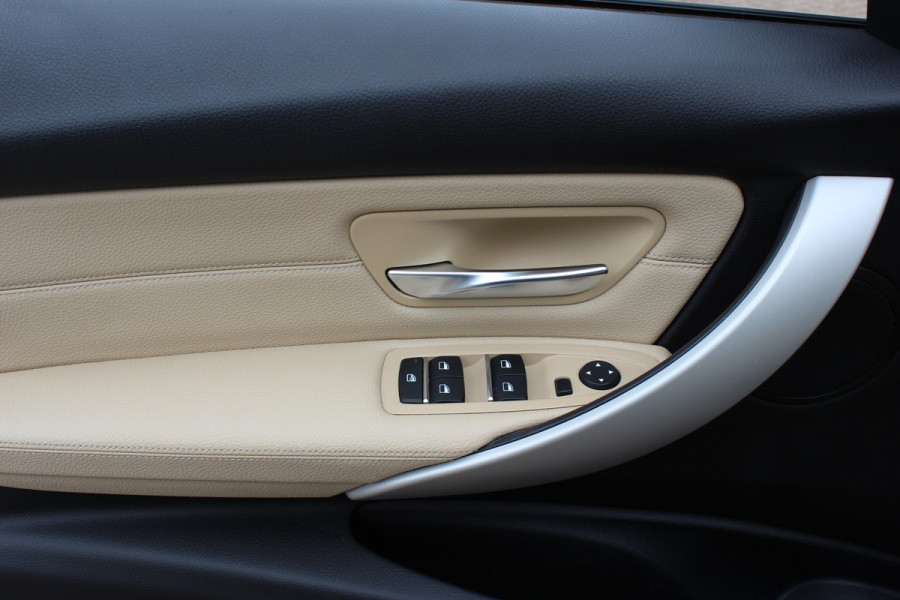 BMW 3-serie 320i Corporate Lease High Executive / Trekhaak / Schuifdak / Leder / Navigatie / Parkeerhulp V+A / 16'' / Getint glas / Stoelverwarming / Cruise Control