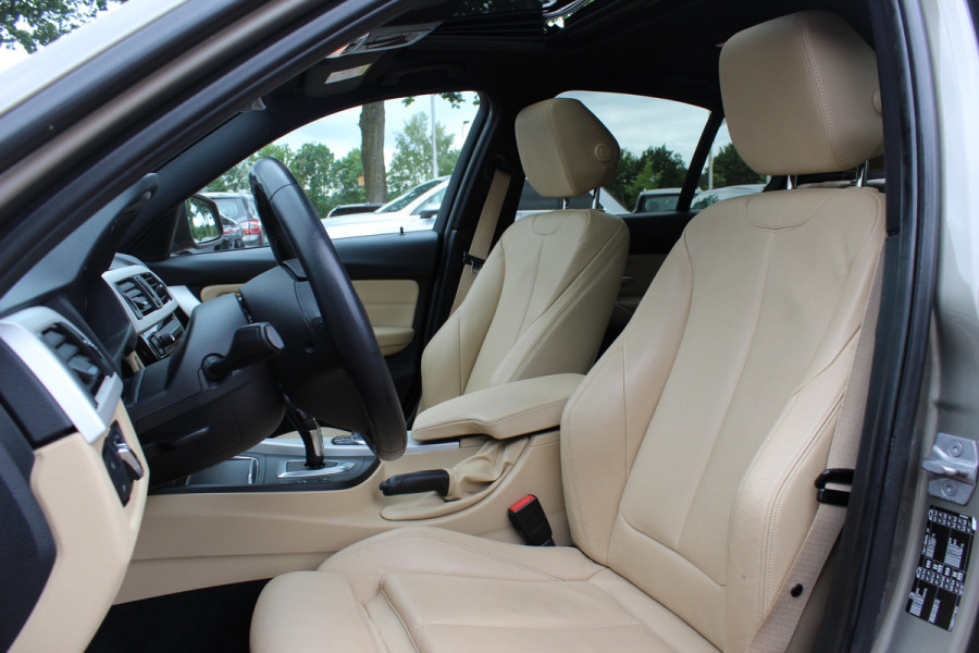 BMW 3-serie 320i Corporate Lease High Executive / Trekhaak / Schuifdak / Leder / Navigatie / Parkeerhulp V+A / 16'' / Getint glas / Stoelverwarming / Cruise Control