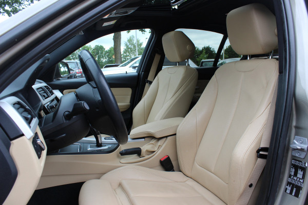 BMW 3-serie 320i Corporate Lease High Executive / Trekhaak / Schuifdak / Leder / Navigatie / Parkeerhulp V+A / 16'' / Getint glas / Stoelverwarming / Cruise Control