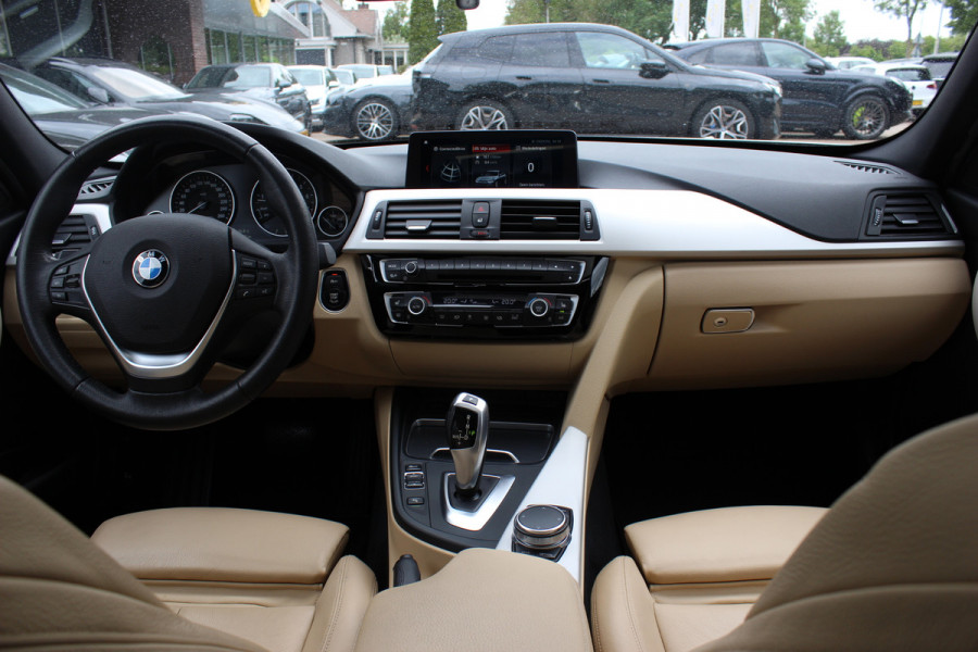 BMW 3-serie 320i Corporate Lease High Executive / Trekhaak / Schuifdak / Leder / Navigatie / Parkeerhulp V+A / 16'' / Getint glas / Stoelverwarming / Cruise Control