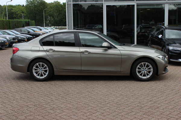 BMW 3-serie 320i Corporate Lease High Executive / Trekhaak / Schuifdak / Leder / Navigatie / Parkeerhulp V+A / 16'' / Getint glas / Stoelverwarming / Cruise Control