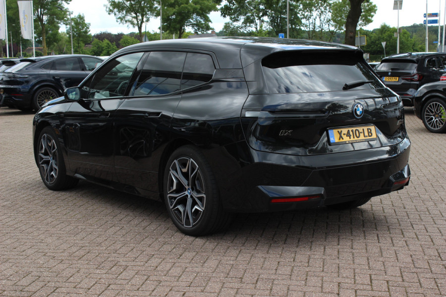BMW iX M60 High Executive 112 kWh 27.972 km! / SOh 96,8% / Trekhaak / Panoramadak / 360Camera / Head-up / Bowers&Wilkens / Softclose / 22'' / Luchtvering / Laser LED / CarPlay / Volleder / Stoel+Stuurverwarming / Dodehoek / DAB / ACC