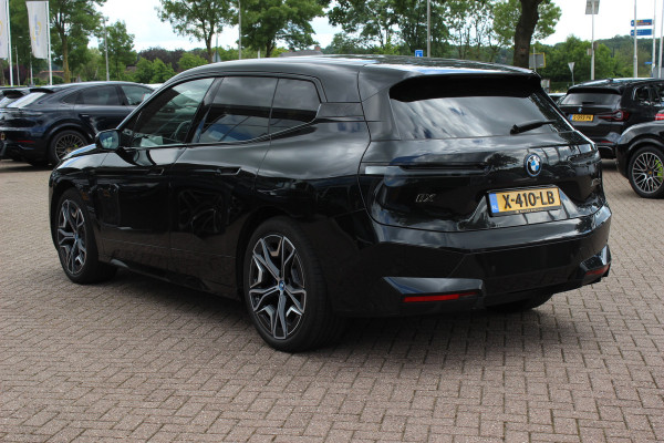 BMW iX M60 High Executive 112 kWh 27.972 km! / SOh 96,8% / Trekhaak / Panoramadak / 360Camera / Head-up / Bowers&Wilkens / Softclose / 22'' / Luchtvering / Laser LED / CarPlay / Volleder / Stoel+Stuurverwarming / Dodehoek / DAB / ACC