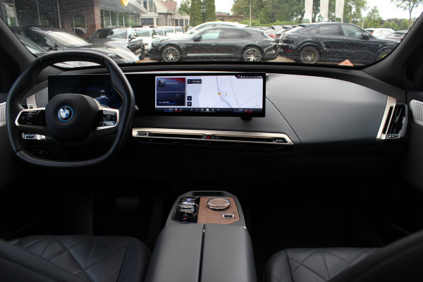 BMW iX M60 High Executive 112 kWh 27.972 km! / SOh 96,8% / Trekhaak / Panoramadak / 360Camera / Head-up / Bowers&Wilkens / Softclose / 22'' / Luchtvering / Laser LED / CarPlay / Volleder / Stoel+Stuurverwarming / Dodehoek / DAB / ACC