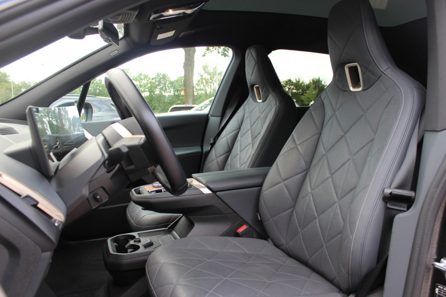 BMW iX M60 High Executive 112 kWh 27.972 km! / SOh 96,8% / Trekhaak / Panoramadak / 360Camera / Head-up / Bowers&Wilkens / Softclose / 22'' / Luchtvering / Laser LED / CarPlay / Volleder / Stoel+Stuurverwarming / Dodehoek / DAB / ACC