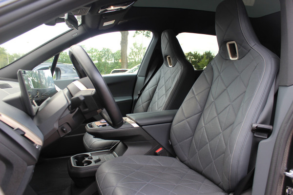 BMW iX M60 High Executive 112 kWh 27.972 km! / SOh 96,8% / Trekhaak / Panoramadak / 360Camera / Head-up / Bowers&Wilkens / Softclose / 22'' / Luchtvering / Laser LED / CarPlay / Volleder / Stoel+Stuurverwarming / Dodehoek / DAB / ACC