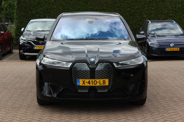 BMW iX M60 High Executive 112 kWh 27.972 km! / SOh 96,8% / Trekhaak / Panoramadak / 360Camera / Head-up / Bowers&Wilkens / Softclose / 22'' / Luchtvering / Laser LED / CarPlay / Volleder / Stoel+Stuurverwarming / Dodehoek / DAB / ACC