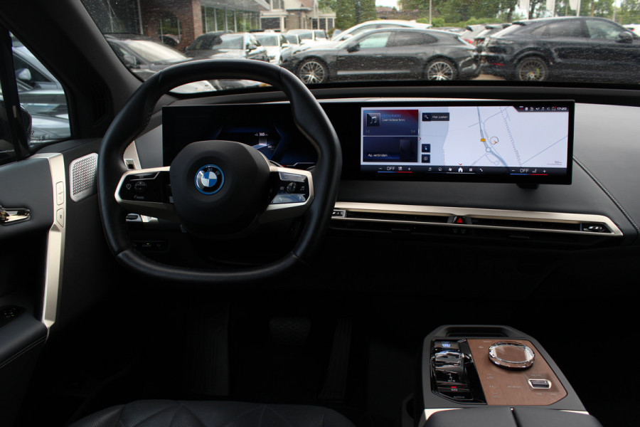 BMW iX M60 High Executive 112 kWh 27.972 km! / SOh 96,8% / Trekhaak / Panoramadak / 360Camera / Head-up / Bowers&Wilkens / Softclose / 22'' / Luchtvering / Laser LED / CarPlay / Volleder / Stoel+Stuurverwarming / Dodehoek / DAB / ACC