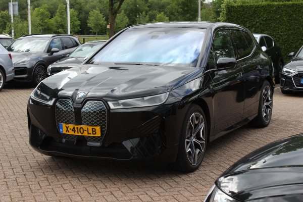 BMW iX M60 High Executive 112 kWh 27.972 km! / SOh 96,8% / Trekhaak / Panoramadak / 360Camera / Head-up / Bowers&Wilkens / Softclose / 22'' / Luchtvering / Laser LED / CarPlay / Volleder / Stoel+Stuurverwarming / Dodehoek / DAB / ACC