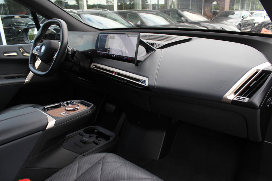 BMW iX M60 High Executive 112 kWh 27.972 km! / SOh 96,8% / Trekhaak / Panoramadak / 360Camera / Head-up / Bowers&Wilkens / Softclose / 22'' / Luchtvering / Laser LED / CarPlay / Volleder / Stoel+Stuurverwarming / Dodehoek / DAB / ACC