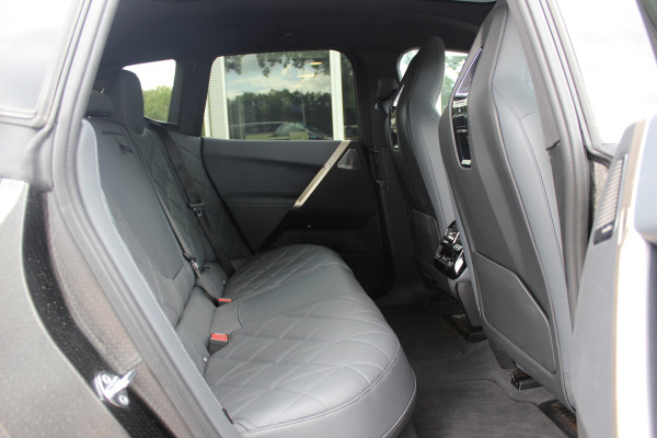 BMW iX M60 High Executive 112 kWh 27.972 km! / SOh 96,8% / Trekhaak / Panoramadak / 360Camera / Head-up / Bowers&Wilkens / Softclose / 22'' / Luchtvering / Laser LED / CarPlay / Volleder / Stoel+Stuurverwarming / Dodehoek / DAB / ACC