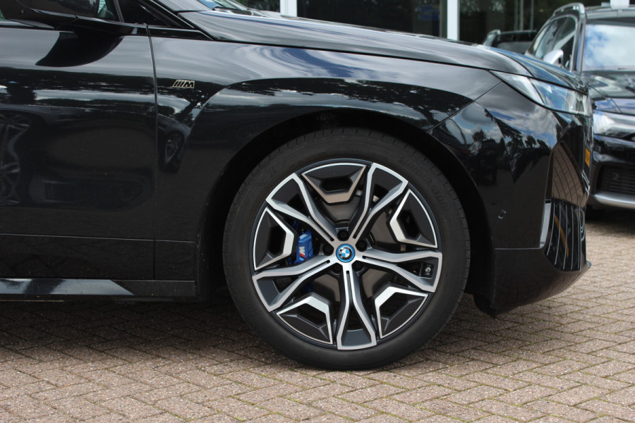 BMW iX M60 High Executive 112 kWh 27.972 km! / SOh 96,8% / Trekhaak / Panoramadak / 360Camera / Head-up / Bowers&Wilkens / Softclose / 22'' / Luchtvering / Laser LED / CarPlay / Volleder / Stoel+Stuurverwarming / Dodehoek / DAB / ACC